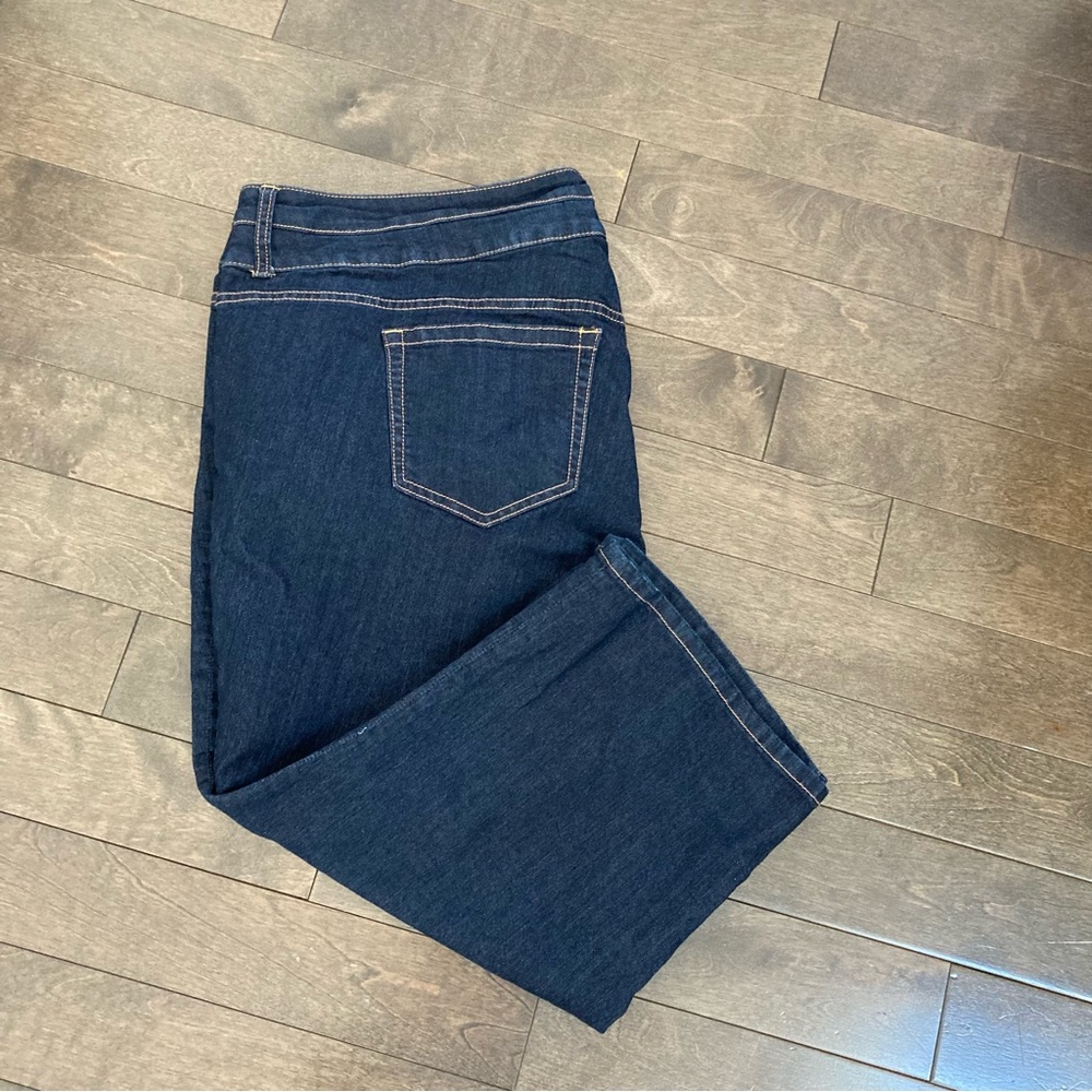 Torrid Size 28R (Regular) Blue Dark Wash Jean Capris 2 Button Inseam 21